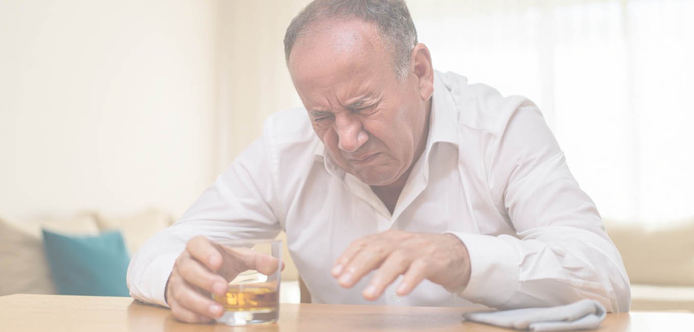 Пожилой мужчина страдающий алкоголизмом