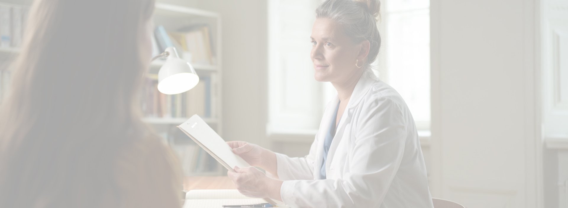 Женщина на консультации у врача-нарколога